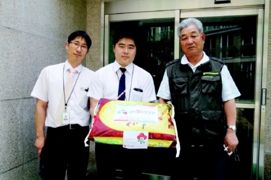 검단탑종합병원 지역 노인정에 쌀 전달