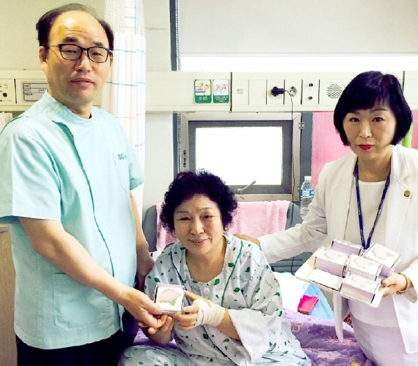 서구 온누리병원, 가정의 달 맞아 환자에 카네이션 떡 전달