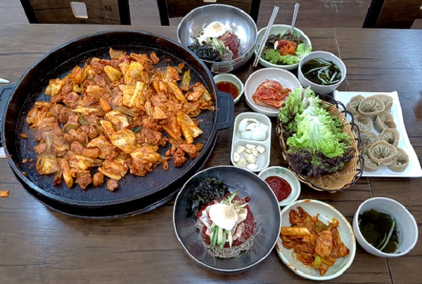 눈부터 입까지 한 번에 즐기는 홍천여행, 본가춘천닭갈비막국수
