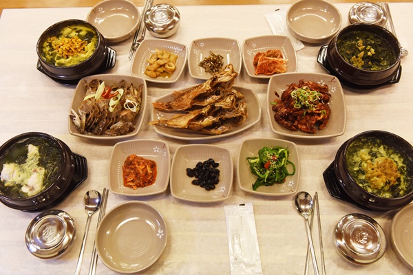 따뜻한 미역국 맛볼 수 있는 거제도 맛집, 집 밥 생각나는 푸짐한 한상차림 제공