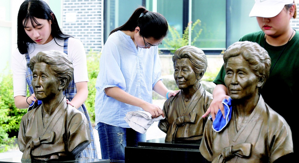 저희가 아픔 닦아드릴게요 여대생들 고운 손길