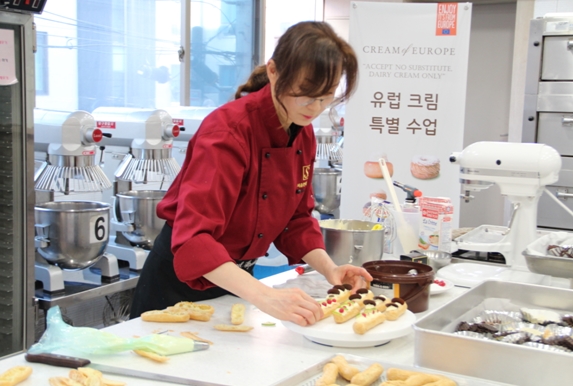 서울현대 호텔제과제빵학과 과정, 유럽 크림 특별 수업 진행
