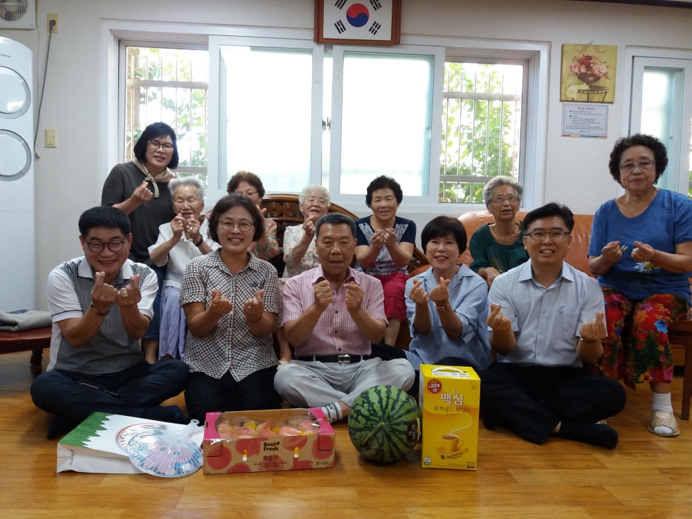 안산시 본오3동 5개 단체장, 경로당에 시원한 과일 전달