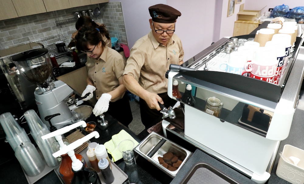 저소득층 자활 돕는 꿈이든 더 카페 2호점 활짝