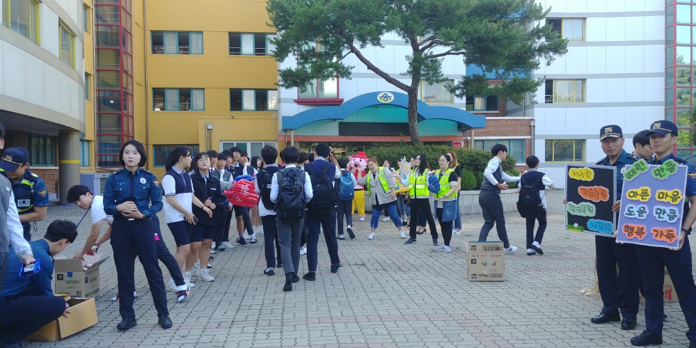 안산 송호중 하이파이브로 아침 인사하기
