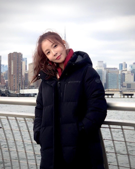 보아 보아는 검은색 롱패딩을 입고 어딘가를 응시하는 모습이다