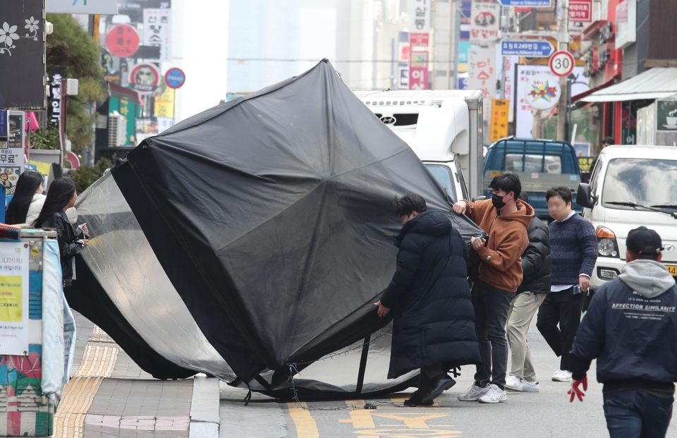 강풍에 날아가는 텐트