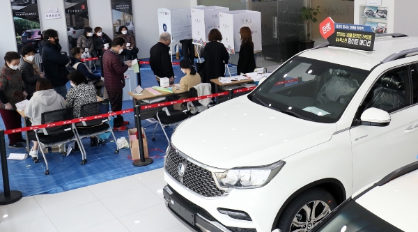 [포토] 이색투표소…자동차 대리점에서 투표해요