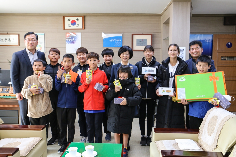 일신초교 육상부 후원 신연화 (주)SRC 대표 배윤진 등 활약에 큰 보람
