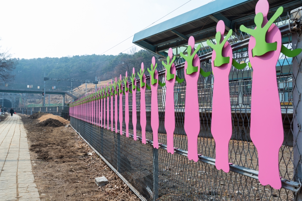 코로나지만 괜찮아…안산 반월역 위로 건네다