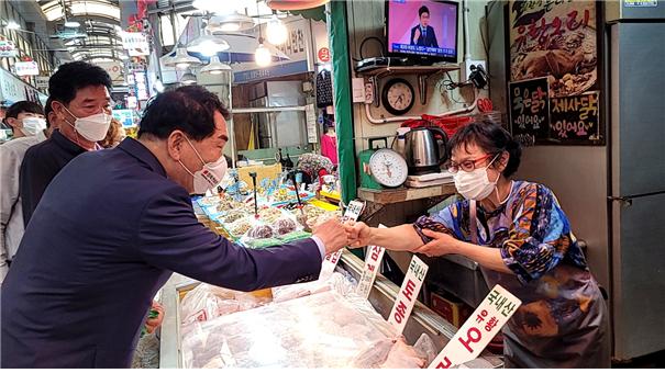 안상수, 인천 학익3구역 재개발조합·용현시장 방문
