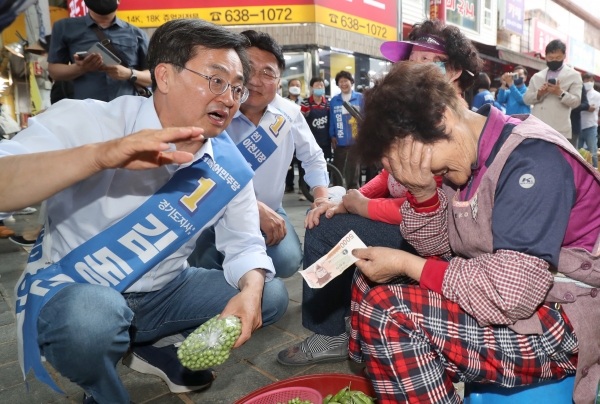 이천 관고전통시장 찾은 김동연 경기도지사 후보