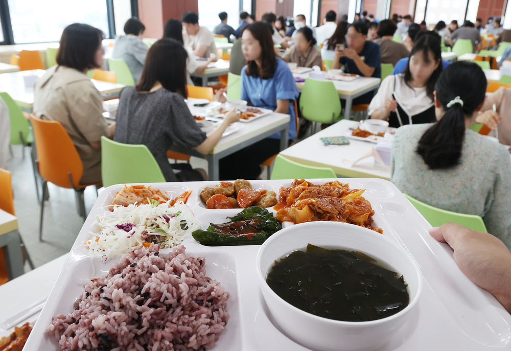 [포토] 치솟는 밥값, 붐비는 구내식당
