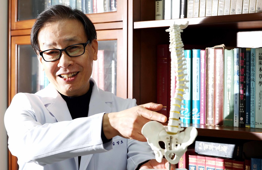 [인터뷰] 김양호 365엄지한방병원 원장 매선 침으로 통증 치료…경추·요추 추간판 탈출증 싹~