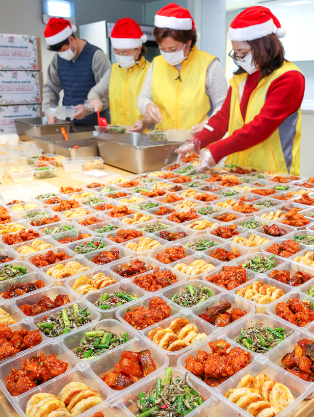 [포토] 수원도시공사 연화장사업소, 사랑의 도시락 나눔