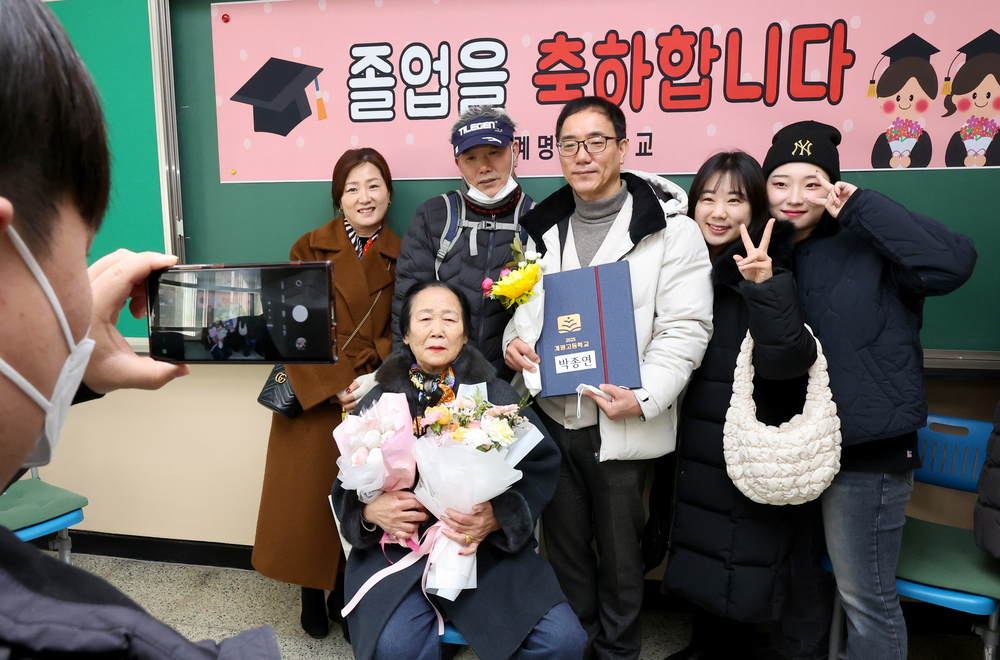 [르포] 할머니 졸업장 받았다 평생 꿈 이룬 만학도들