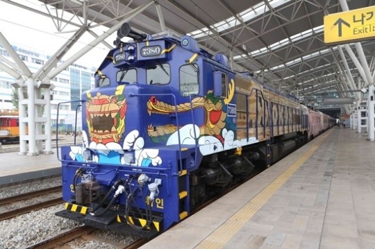 거북선 닮은 남도해양관광열차 S-Train
