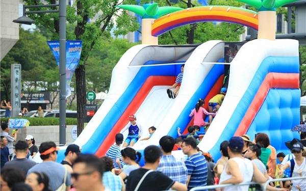 덕수궁 보행전용 거리, 직장인 쉼터에서 음악 흐르는 물놀이장으로