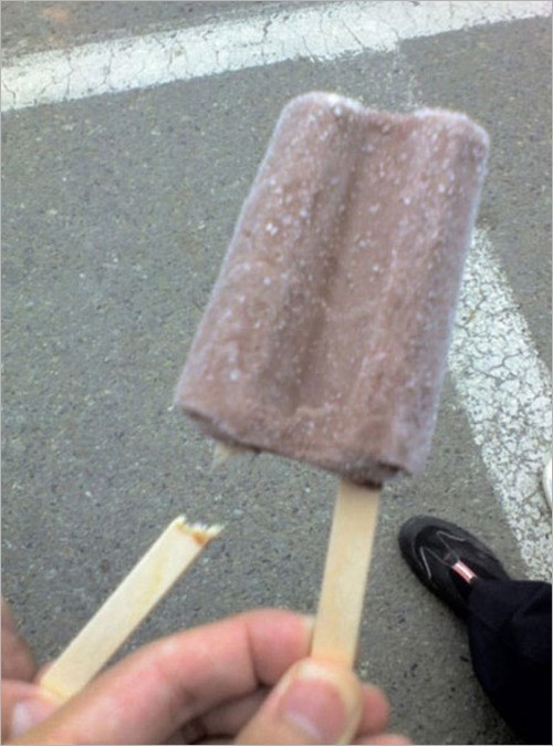 아이스크림의 위기, 잘라 먹으려는 순간 막대기가 부러져?