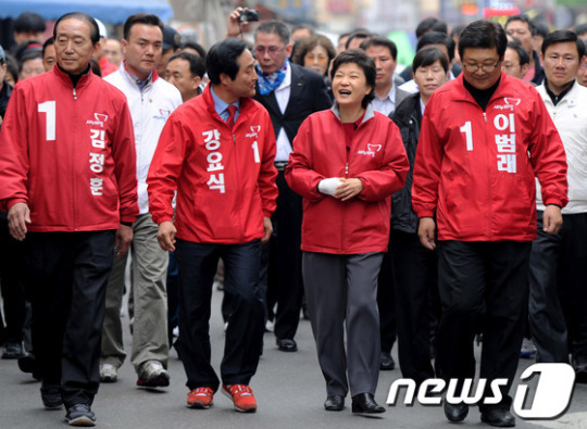 개봉중앙시장 찾은 박근혜 위원장