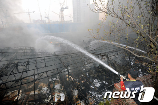 구조물만 남은 물류창고