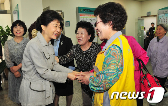 어르신 손 잡은 박근혜 위원장