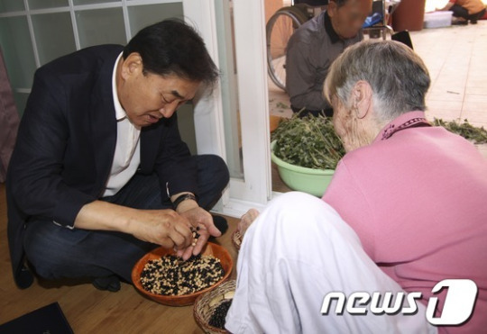제주시 원광요양원 방문한 이재오 의원