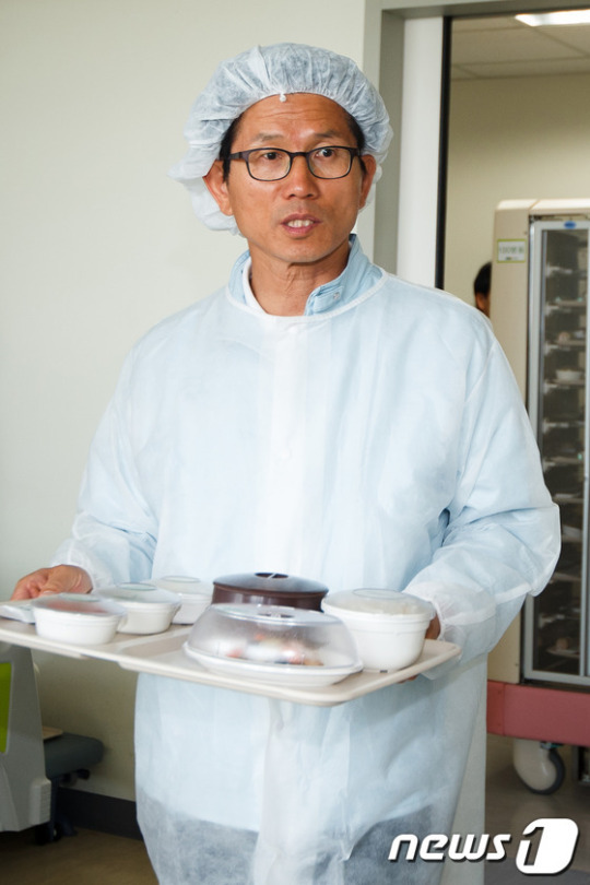 직접 배식봉사 나선 김문수 지사