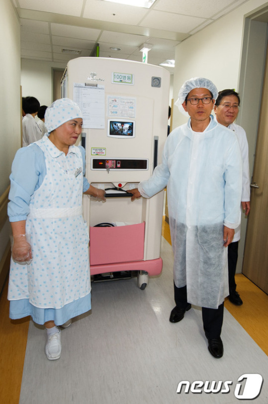 배식봉사 나선 김문수 지사