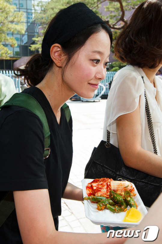 배식 기다리는 문지애 아나운서