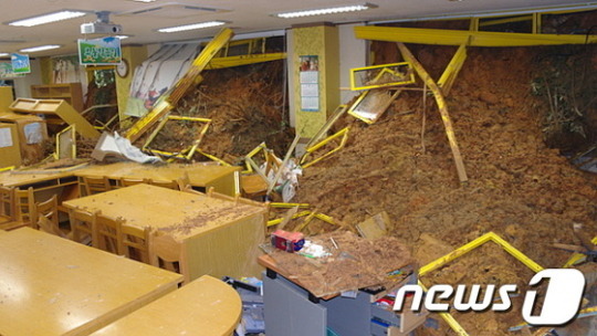 거제 고현초등학교 옹벽 무녀져 사흘째 복구작업