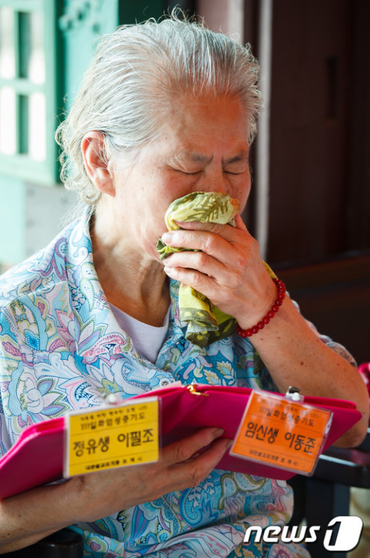무더위도 못막은 할머니의 손자 사랑