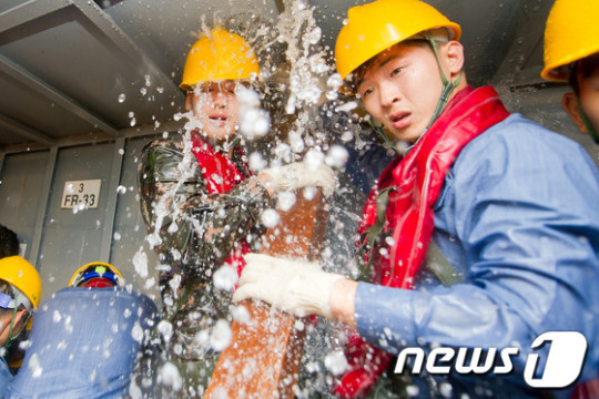 소화방수훈련하는 장병들