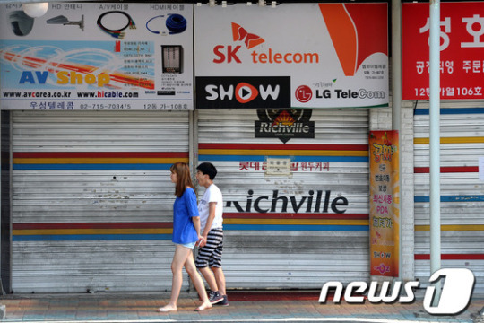 휴가 철 문닫힌 전자상가