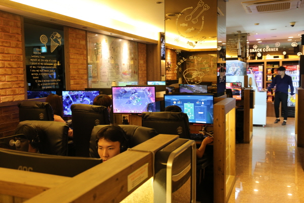i7-7700K와 지포스 GTX 1080의 조합, 최고급 PC 환경의 끝판왕 일산 엄지 PC방