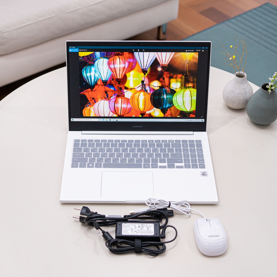 솔리디티 디자인으로 만나는 가성비 노트북, 삼성전자 노트북 플러스 NT550XCR-AD3A