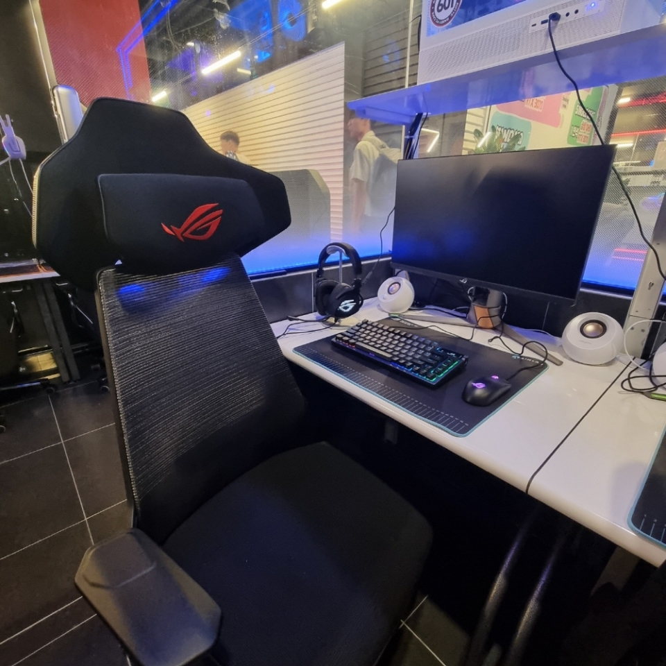 ROG & 글로리어스 라인업 중무장…로떼 PC방 서면점 공간 리모델링 완료