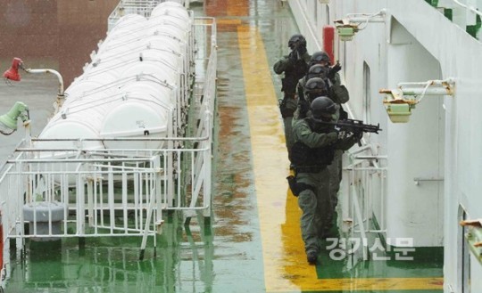 [포토]선내 진입하는 유디티 씰(UDT/SEAL) 팀