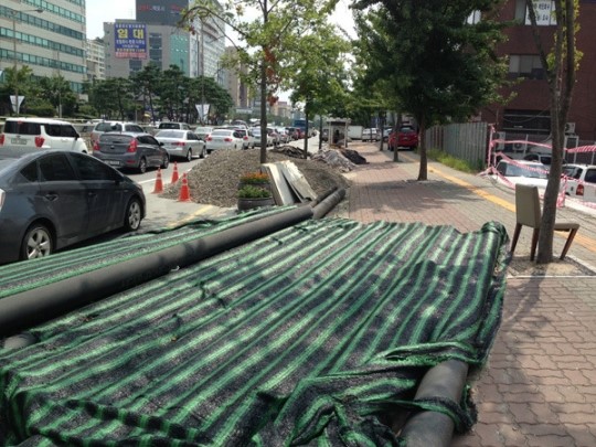 버스정류장 진입로 가로막은 폐아스콘 눈살