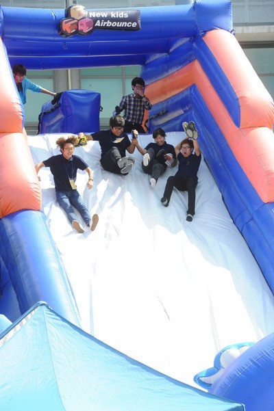 축제 즐기는 대학생들 신났네