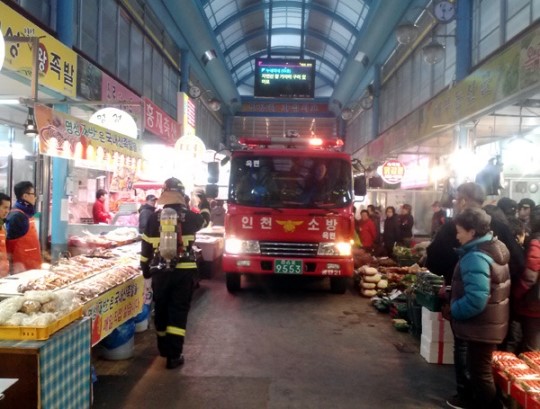 옥련119안전센터, 전통시장 소방통로 확보 훈련