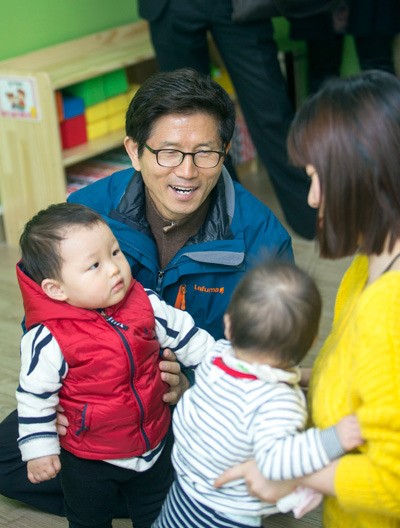 金지사, 이천 하이닉스내 어린이집 방문