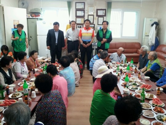 광명1동 청솔산악회, 경로당 어르신 점심식사 대접