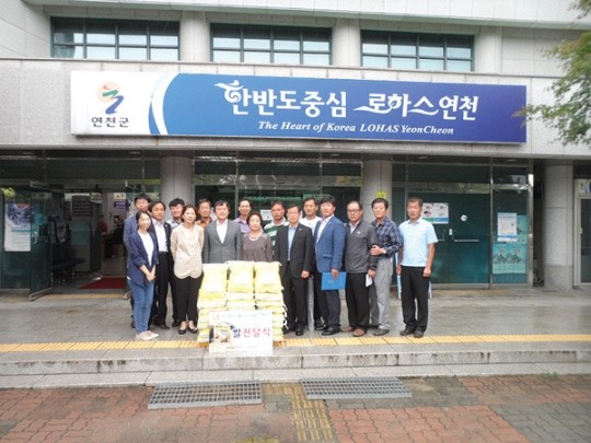 연천 전곡읍 주민자치委, 사랑의 쌀 전달