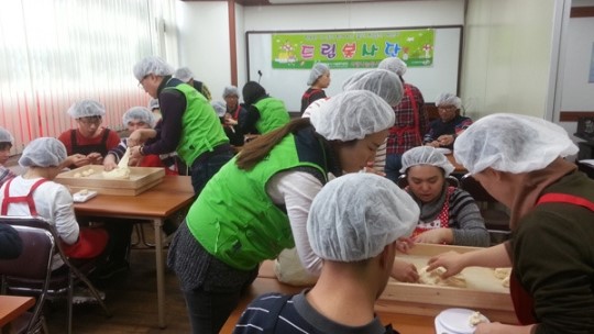 장애인 보호 작업장 솔빛터 사랑의 찐빵 만들어 2곳 전달