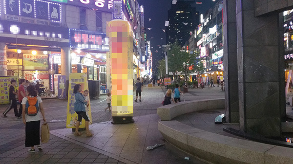 해 질 무렵 평촌 로데오거리는 불법 광고물 거리