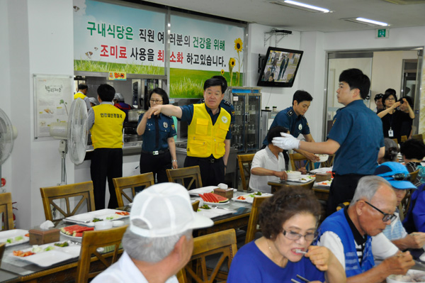 삼산경찰서, 독거노인 120명에 삼계탕·수박 등 대접