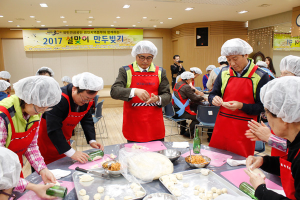 국민연금공단, 홀몸노인에 사랑의 만두 전달