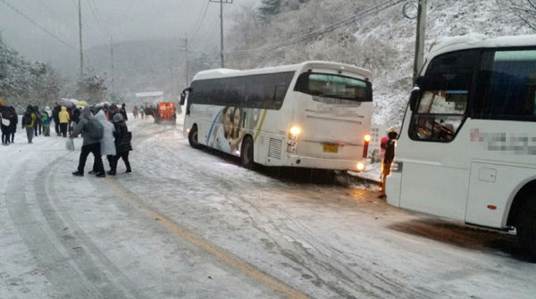 가평署, 폭설에 고립된 관광버스 신속 대처 빛났다