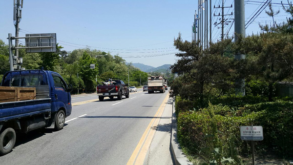 가다 뚝 끊기는 길 걷기 무섭다 박달로 인도 미설치 위험천만